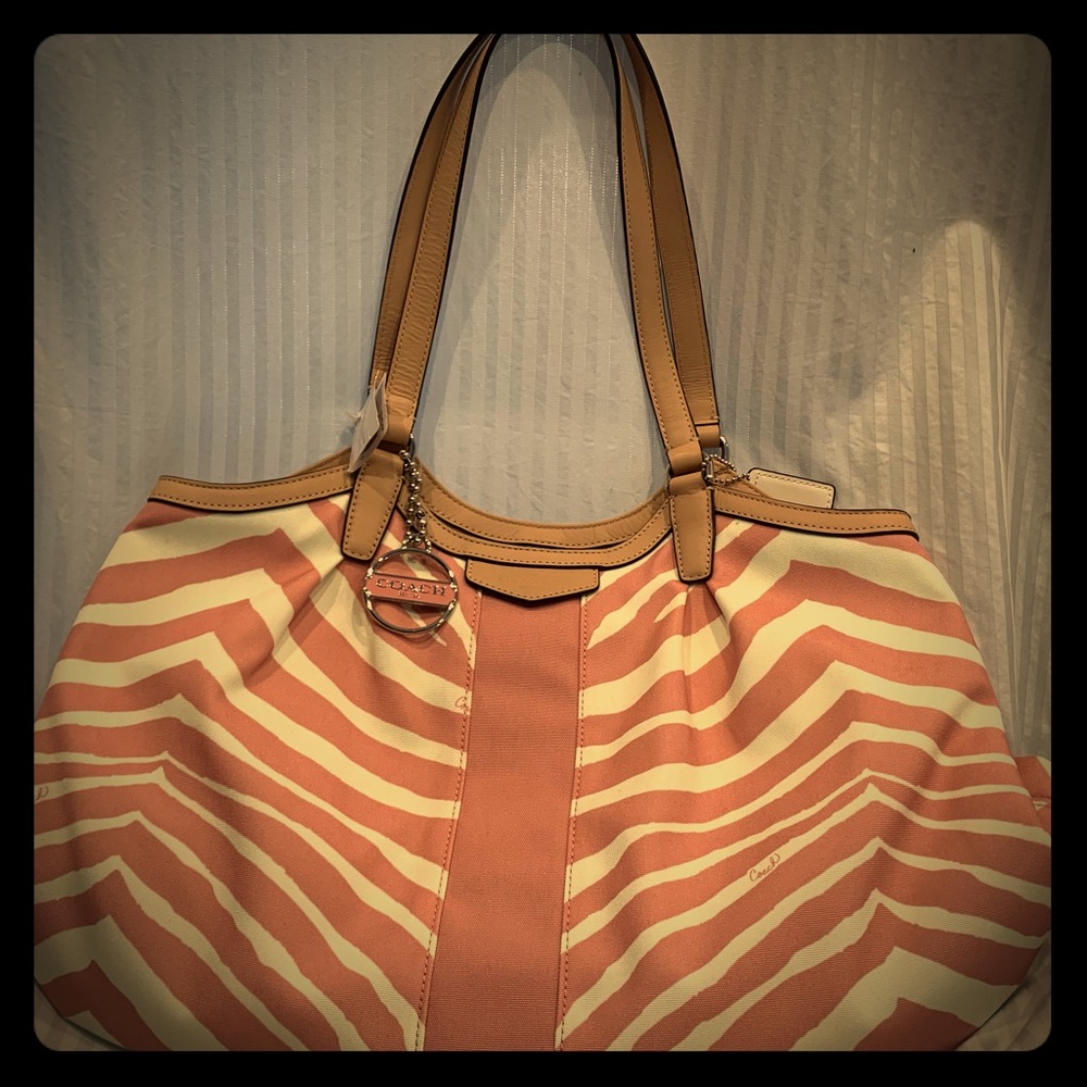 Coach Devin shoulder tote